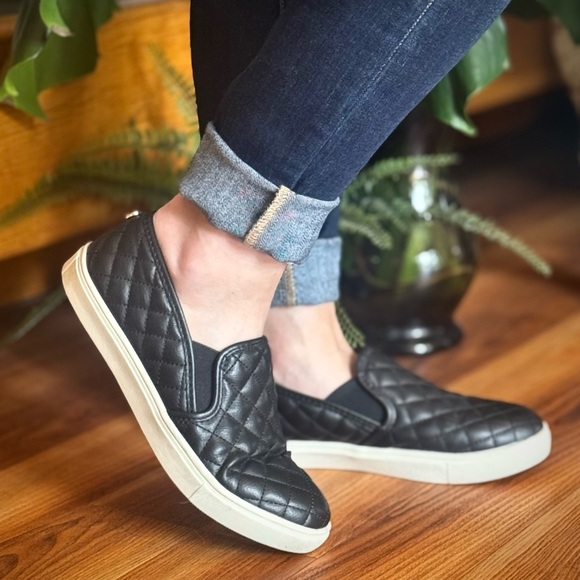 Steve Madden Ecentrcq Patent Leather Quilted Black Slip On Flat Shoes - Picture 1 of 11